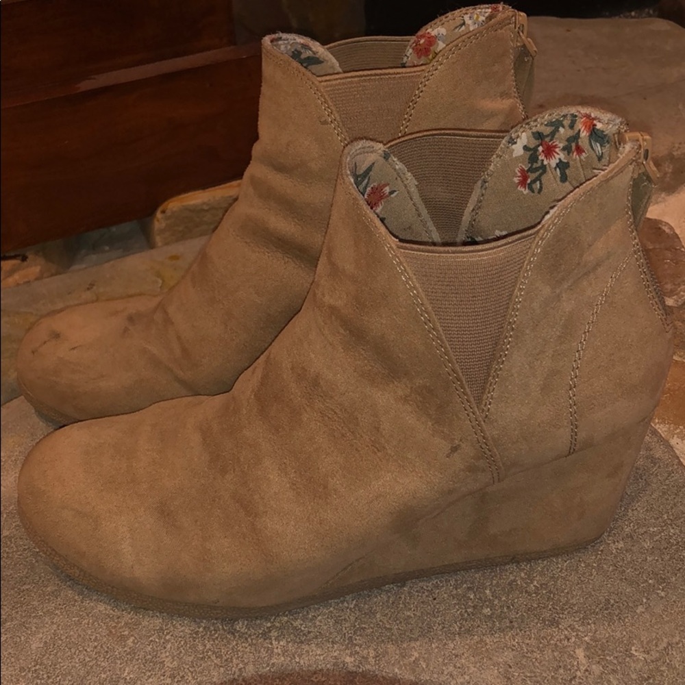 Tan Wedges